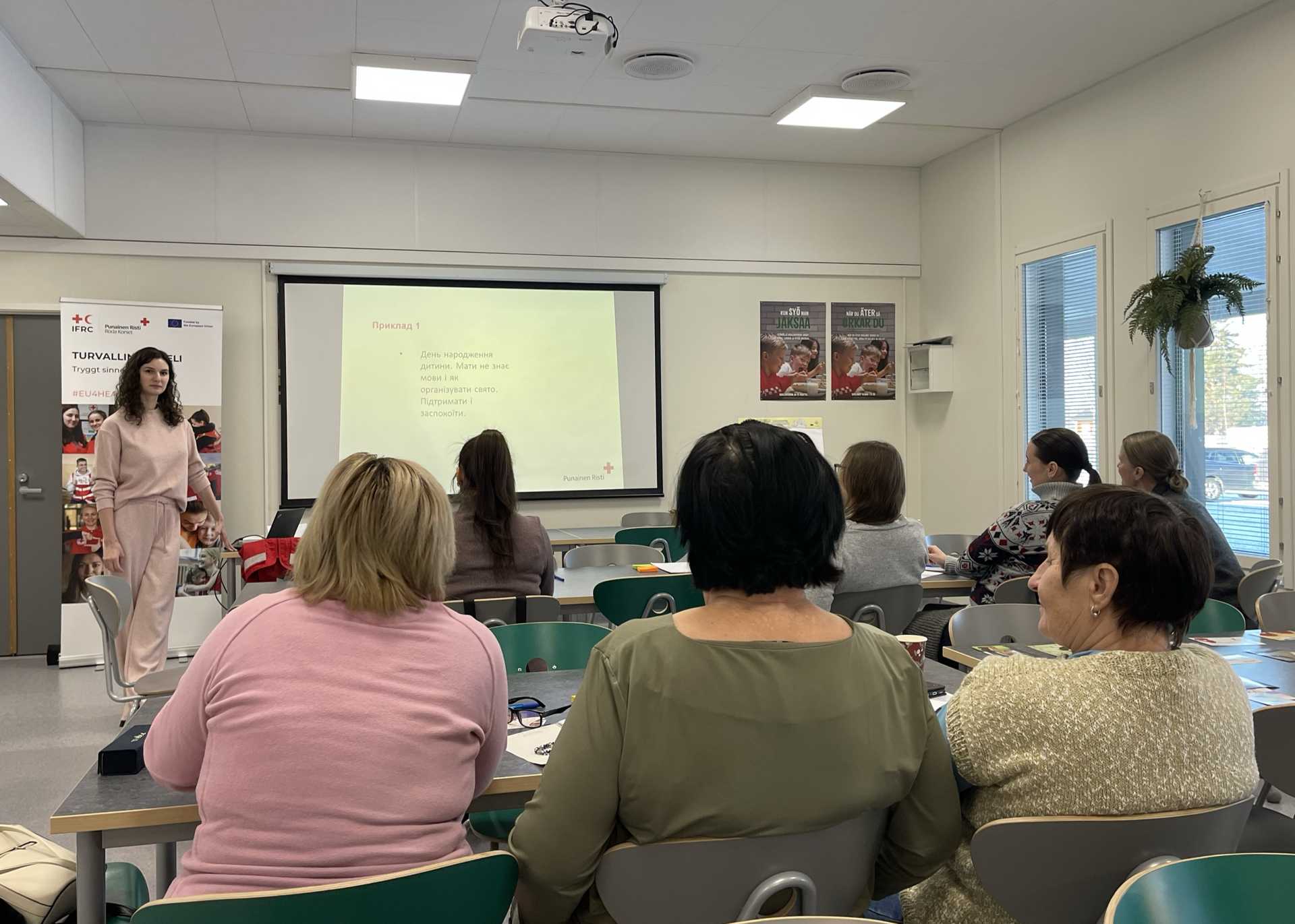 Red Cross volunteer teaching a course to a group in Ukrainian.