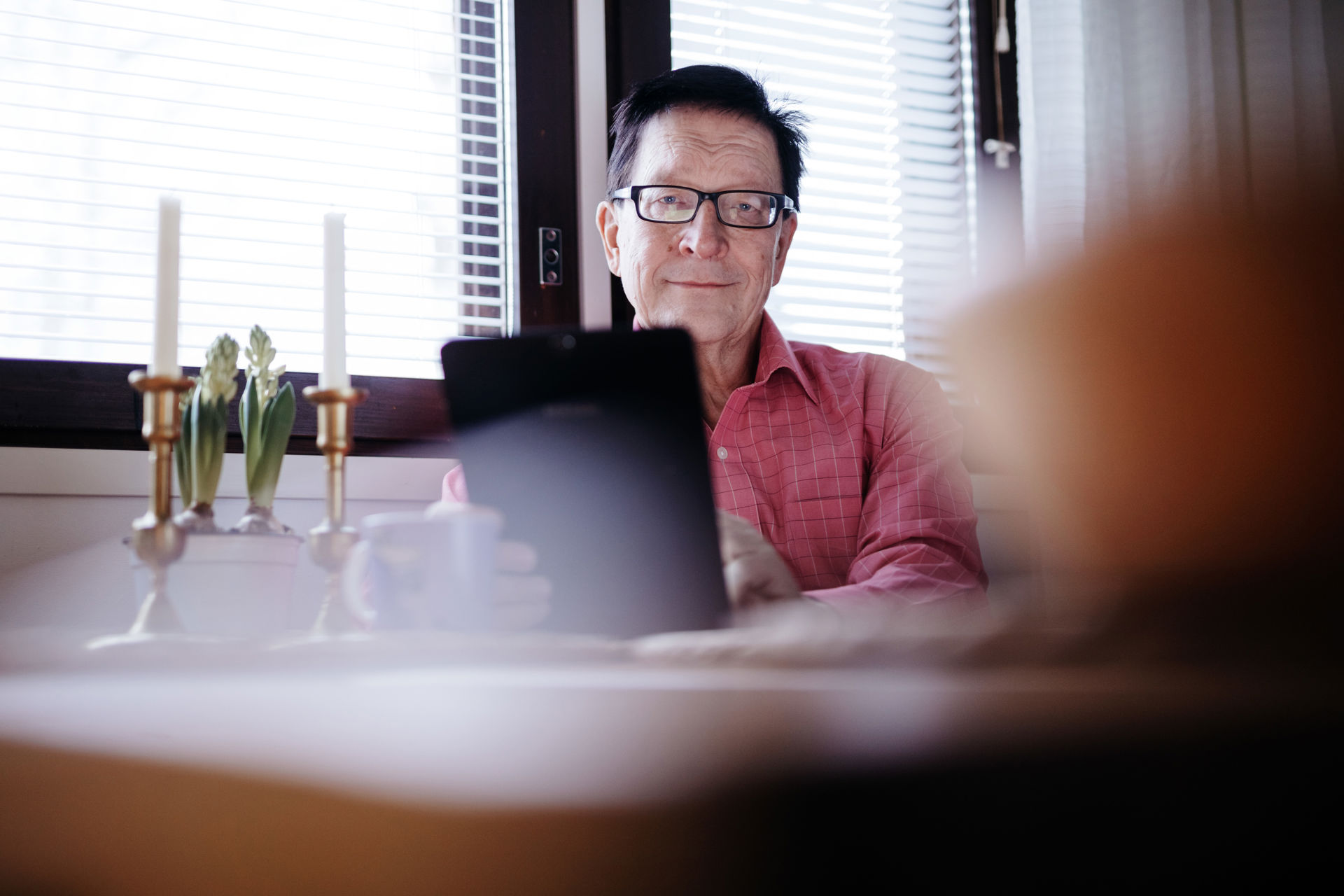 The Red Cross volunteer friend Markku Remes on his laptop.