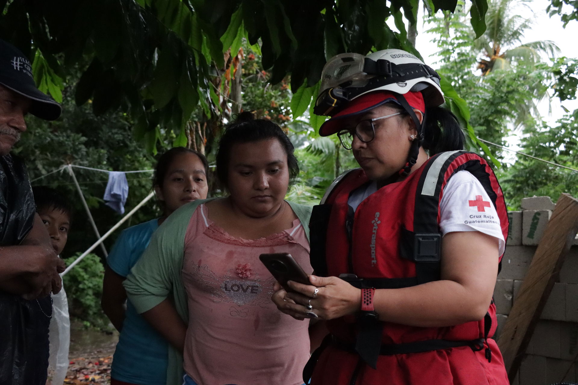 A Red Cross volunteer advising people.