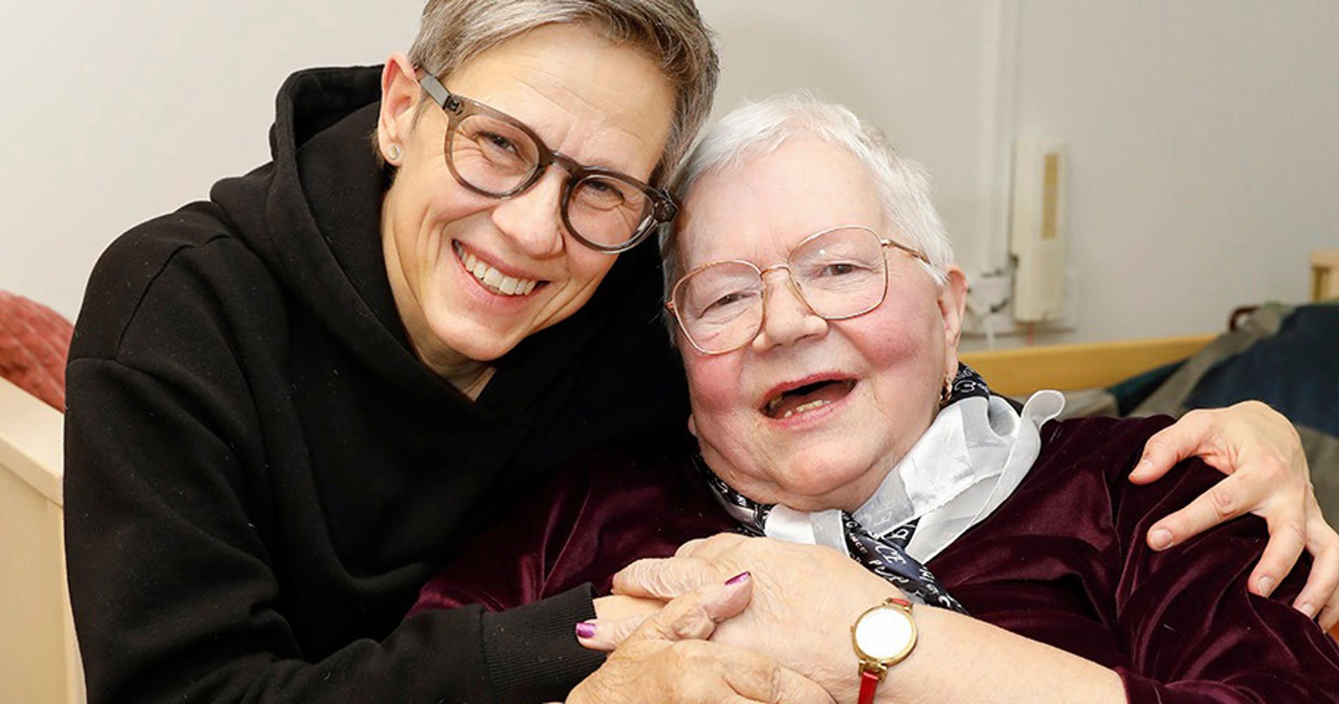 Meeri Sahlman and Tiina Kaakkolahti are hugging and smiling.