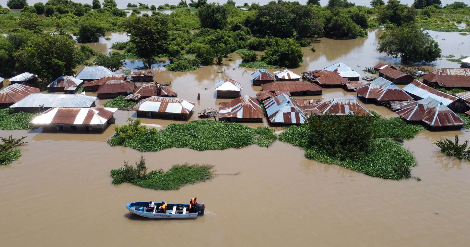 Floods covered a village in Nigeria 2024 so that the only way to get there was by boat. Although floods occur regularly in the region, their force has increased in recent years.