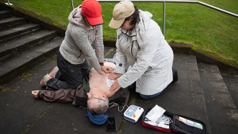 How to resuscitate someone with a defibrillator?