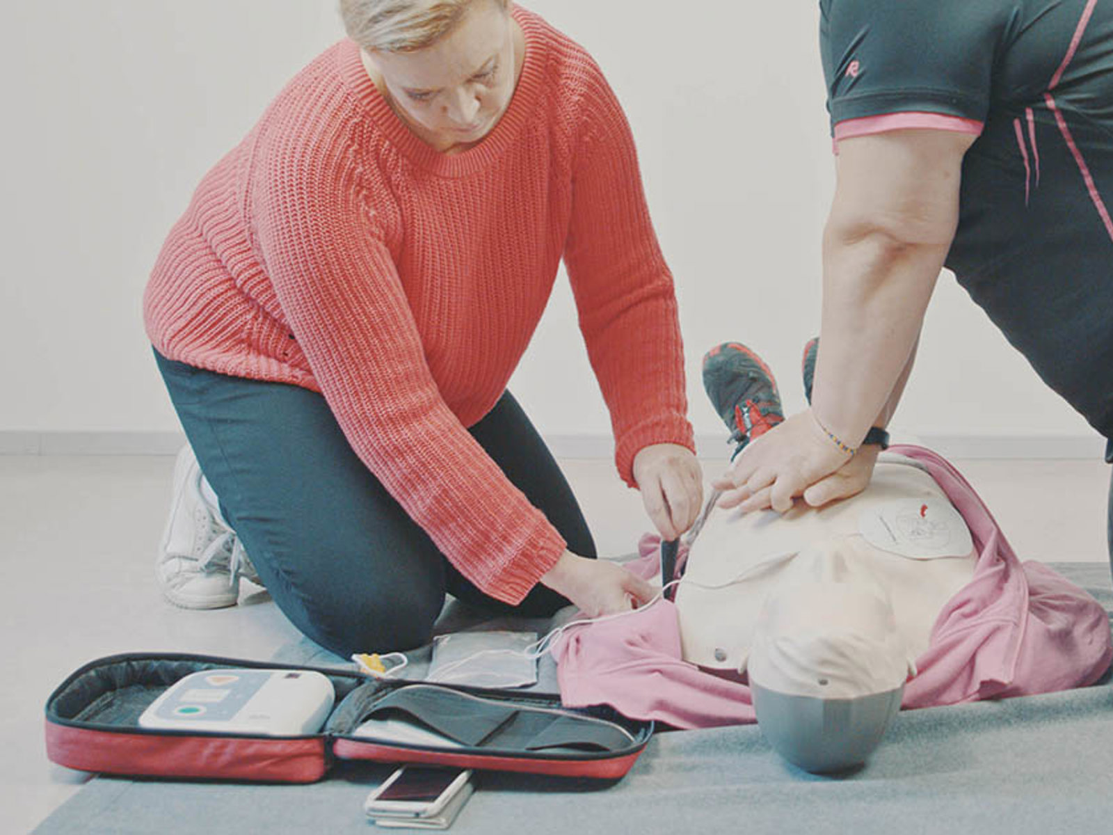 how-to-resuscitate-someone-with-a-defibrillator-finnish-red-cross