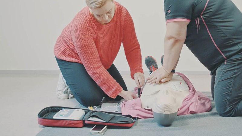 How to resuscitate someone with a defibrillator?