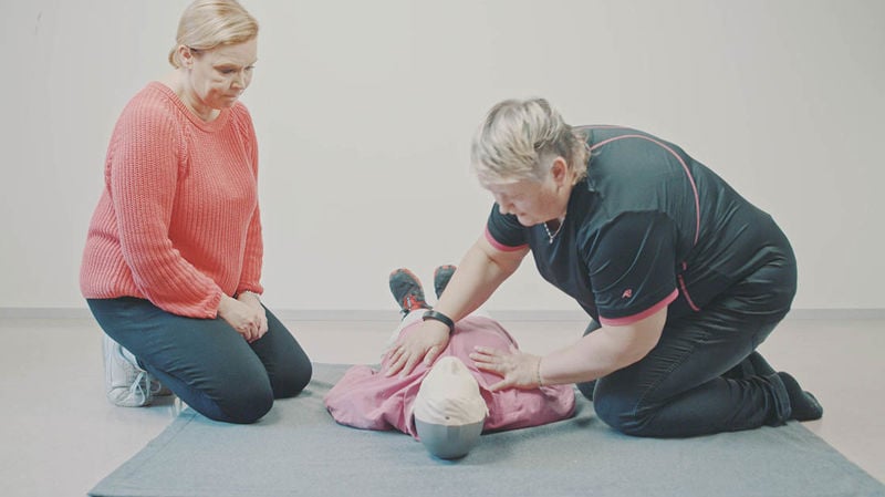 How to perform cardio-pulmonary resuscitation (CPR) and basic lifesaving support (BLS)?